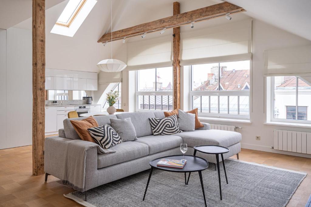 Bright Designer Apartment In City Centre - Tap to explore photos
