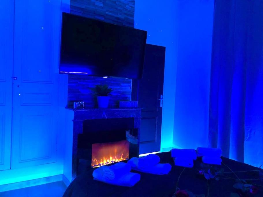 La suite romantique Jacuzzi,parking gratuit,centre photo 3