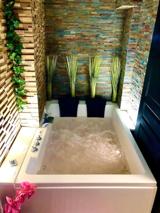 La suite romantique Jacuzzi,parking gratuit,centre photo 4