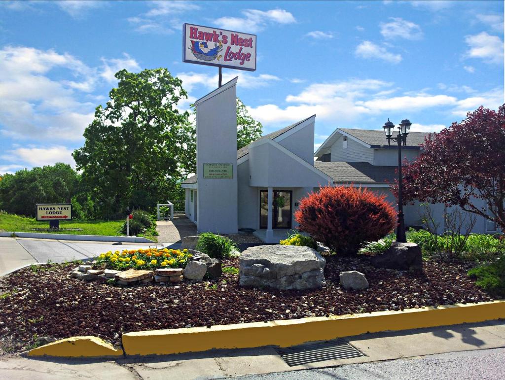 Hawk's Nest Lodge image