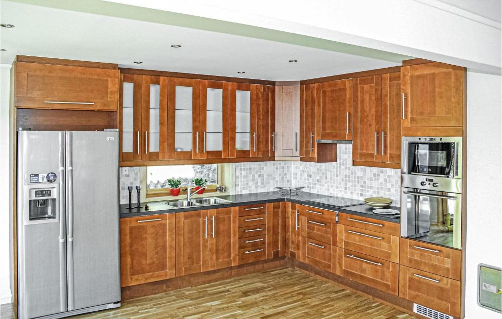 Stunning Home In Hagavik With 5 Bedrooms And Internet photo 2