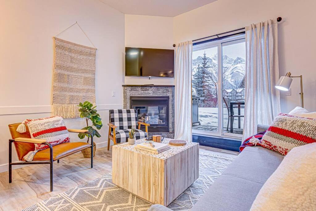 Mountain Retreat, Pool & Hot Tub, BBQ, Patio, King Bed, Sleeps 6! photo 1