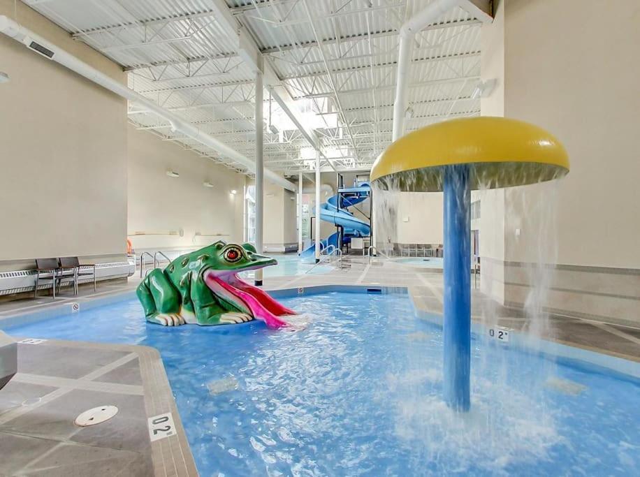 Mountain Retreat, Pool & Hot Tub, BBQ, Patio, King Bed, Sleeps 6! photo 2