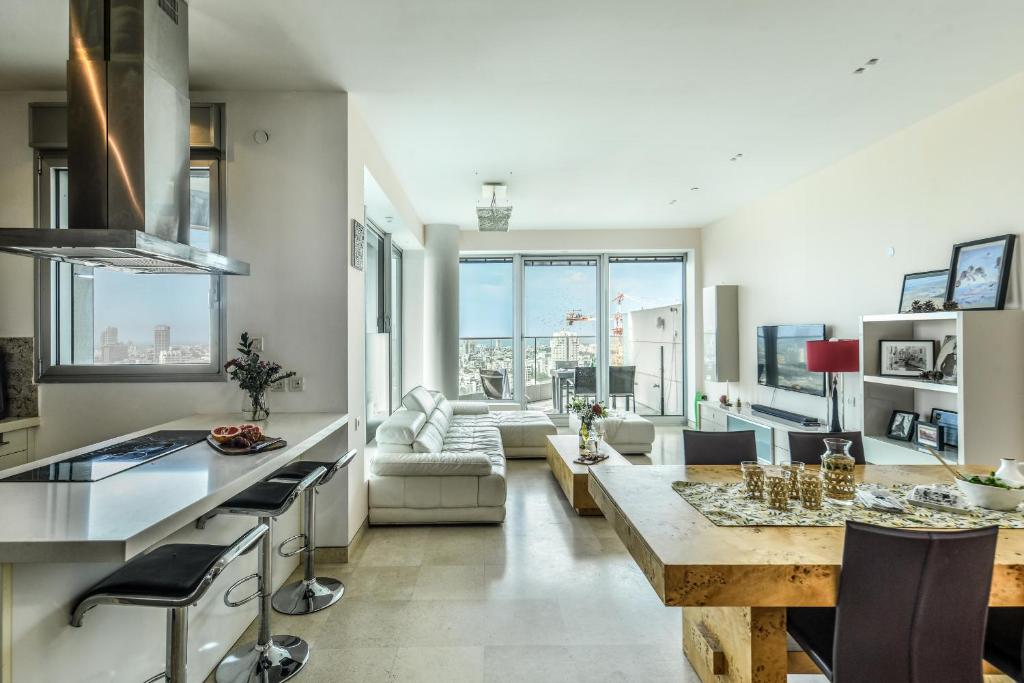 Luxury 2 BR Apt w Pool & Panoramic View by Sea N' Rent photo 3