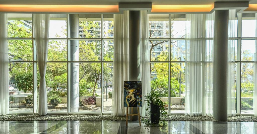 Luxury 2 BR Apt w Pool & Panoramic View by Sea N' Rent photo 1