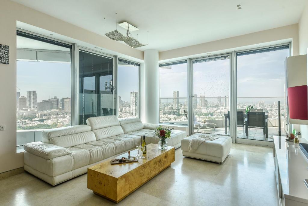 Luxury 2 BR Apt w Pool & Panoramic View by Sea N' Rent photo 2