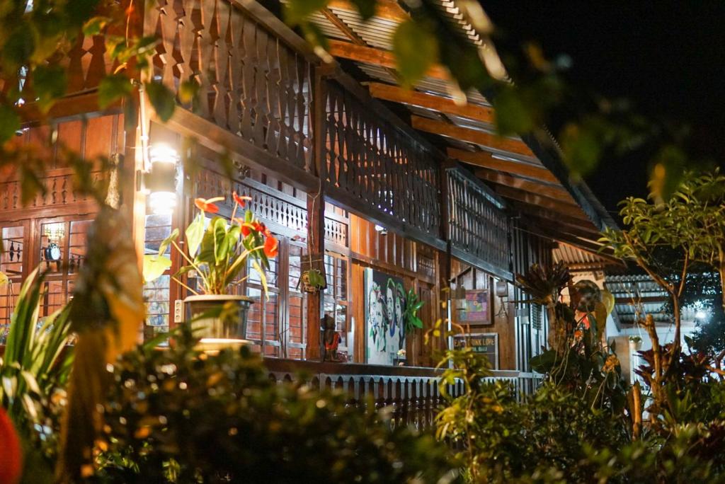 rumah kayu sulawesi antique photo 2