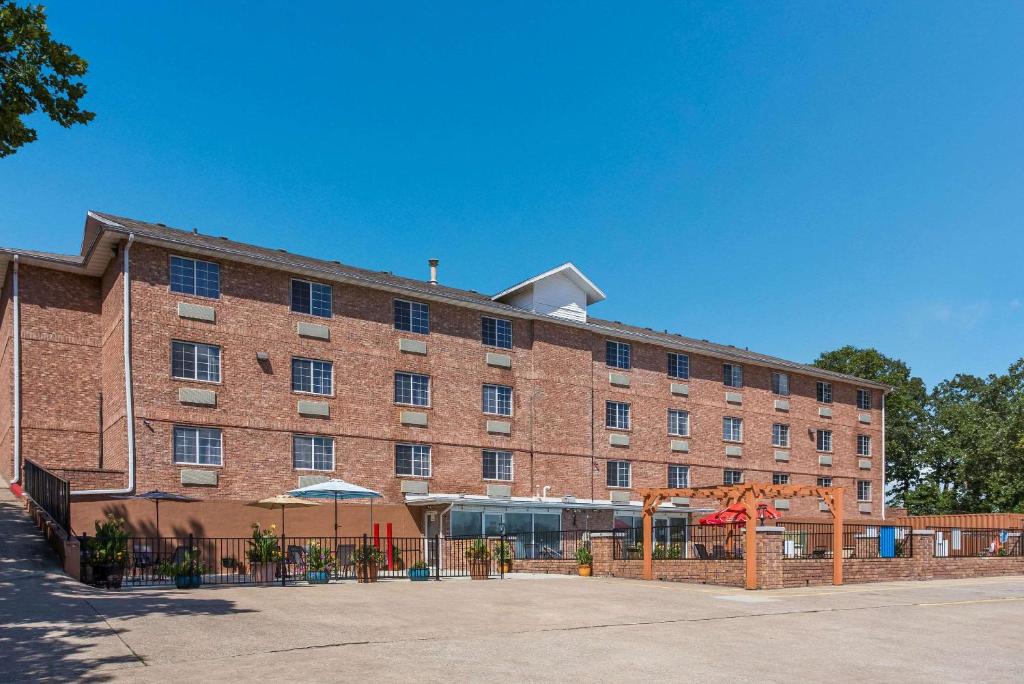 Rodeway Inn Branson, Brick House image