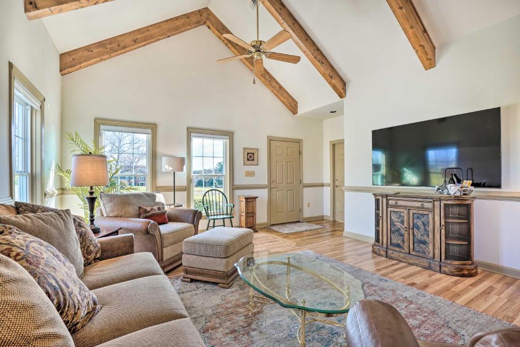 Chateau Ridge Peaceful Retreat with Fire Pit! photo 3