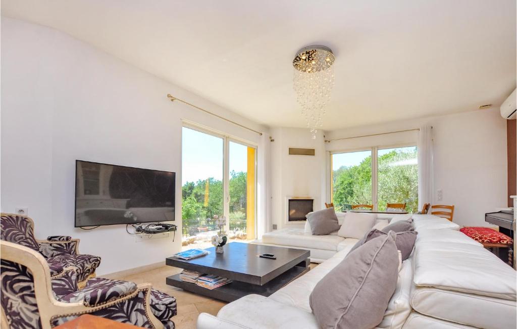 Beautiful Home In Montauroux With Outdoor Swimming Pool, Wifi And 3 Bedrooms photo 2