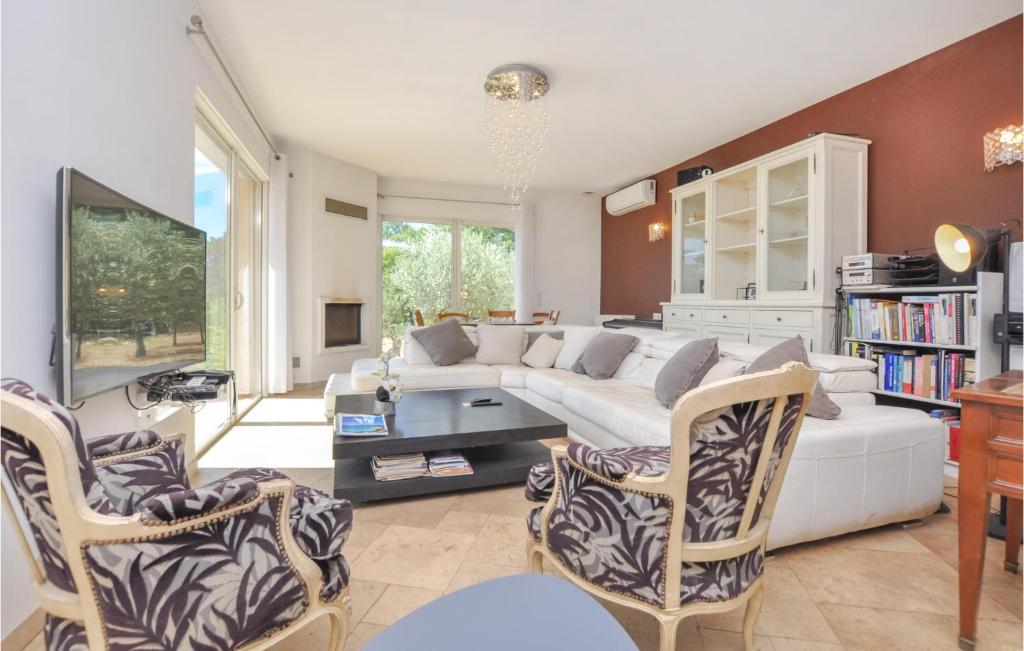 Beautiful Home In Montauroux With Outdoor Swimming Pool, Wifi And 3 Bedrooms photo 3