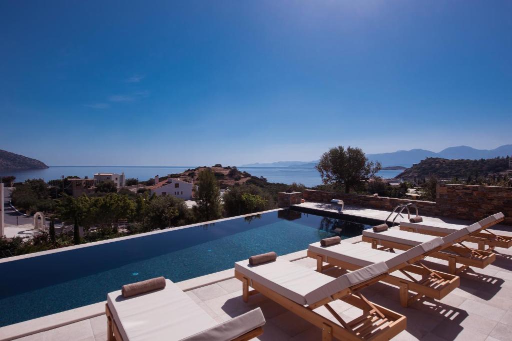 Luxurious Sea View Villa in Agios Nikolaos - Tap to explore photos
