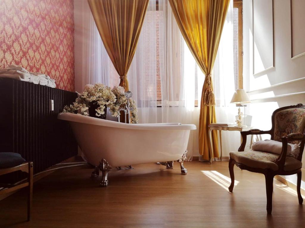Love Nest Versailles - Unique Louis XIV decoration - Calm location right IN city center photo 2