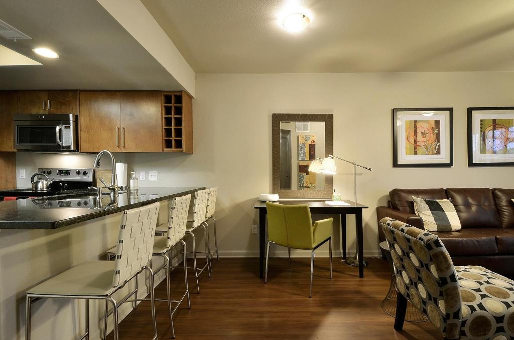 The Norwalk by Lodgewell - West Austin Three's Company Vibes photo 2