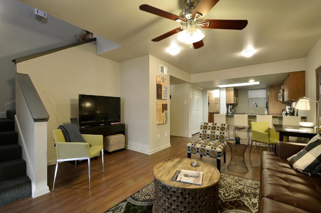 The Norwalk by Lodgewell - West Austin Three's Company Vibes photo 4