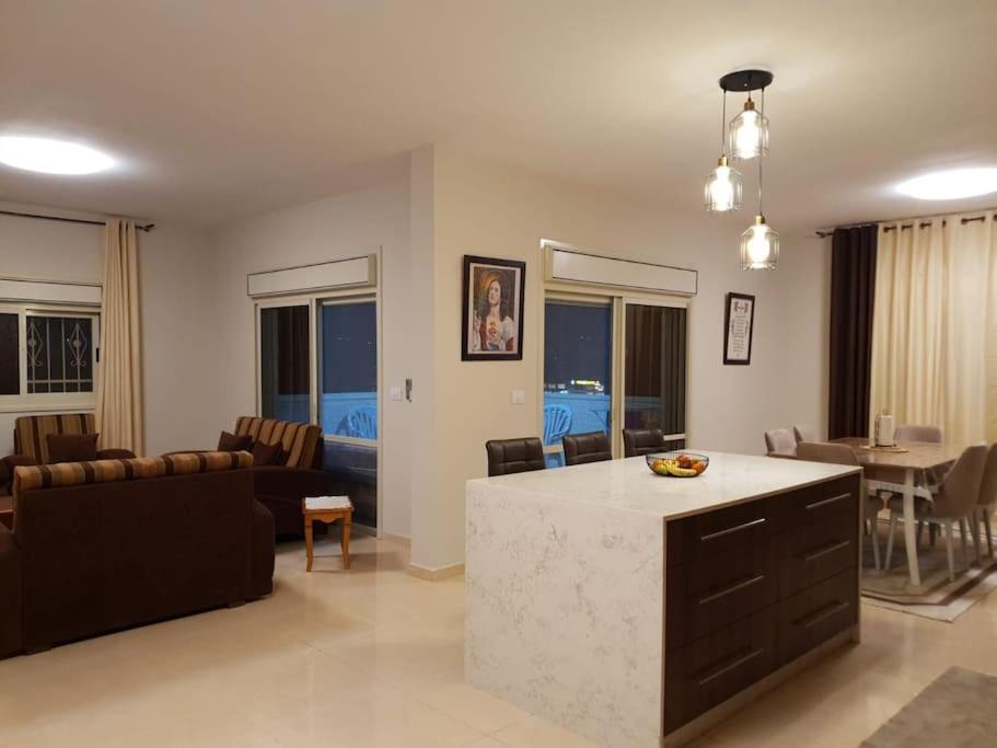 Newly Built 3 Bedroom Condo in Jericho City Center photo 3