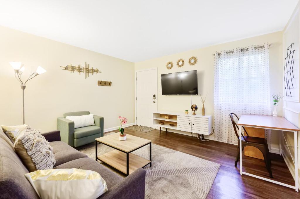 Dapper Digs - King Bed - Long Term Stays - Duke image