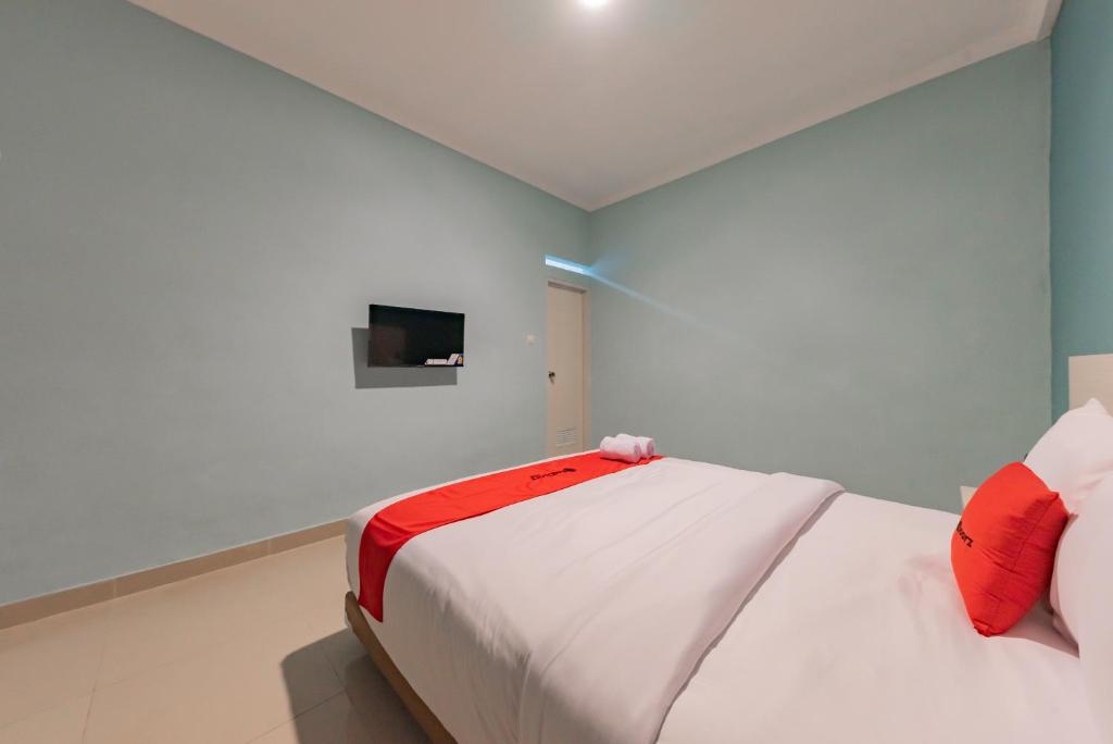 RedDoorz Plus near Surapati Core - Tap to explore photos