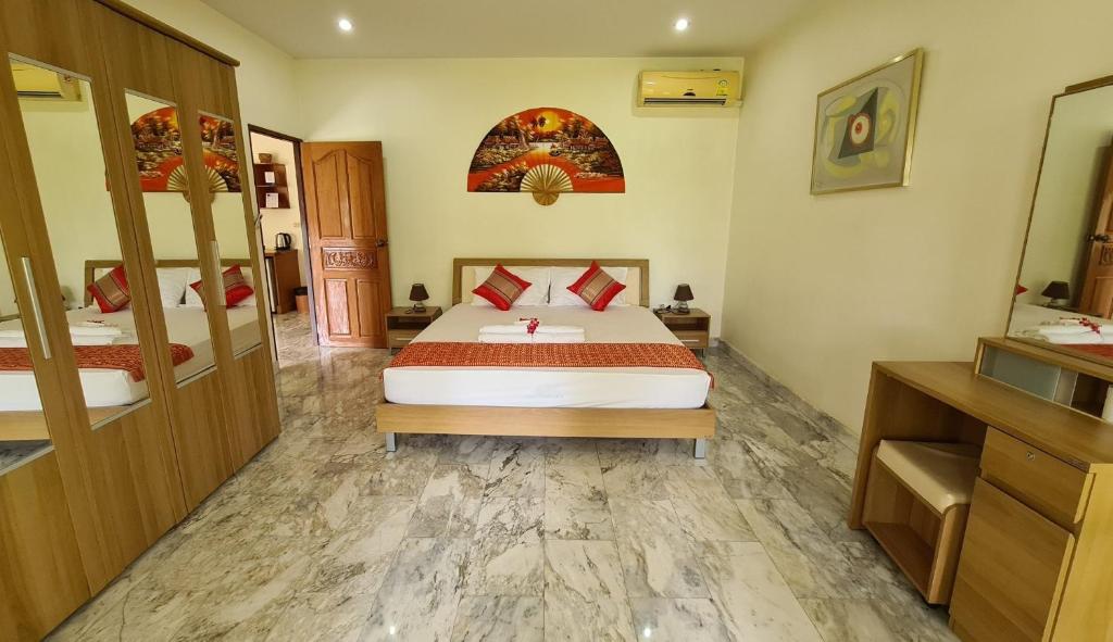 Beautiful bungalow with a communal outdoor pool and 2 km from the sandy beach photo 2