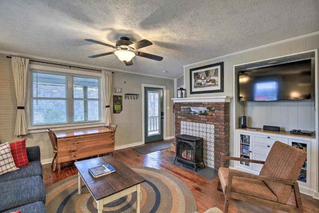 Cozy Fries Escape with Mountain and River Views! photo 3