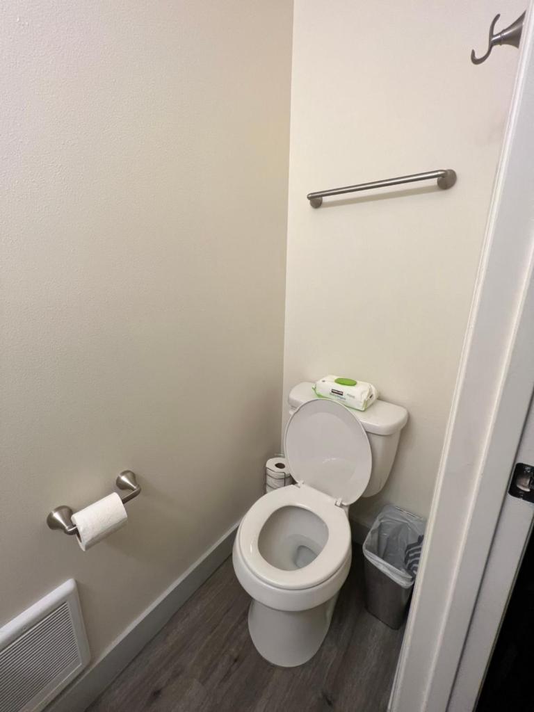 *NEWLY RENOVATED* COZY 2 BDRM ENTIRE APT photo 2