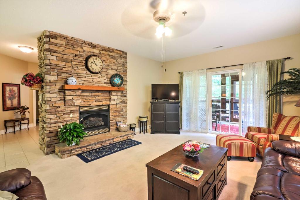 Condo on Kingwood Golf Course about 3 Mi to Main St! photo 2
