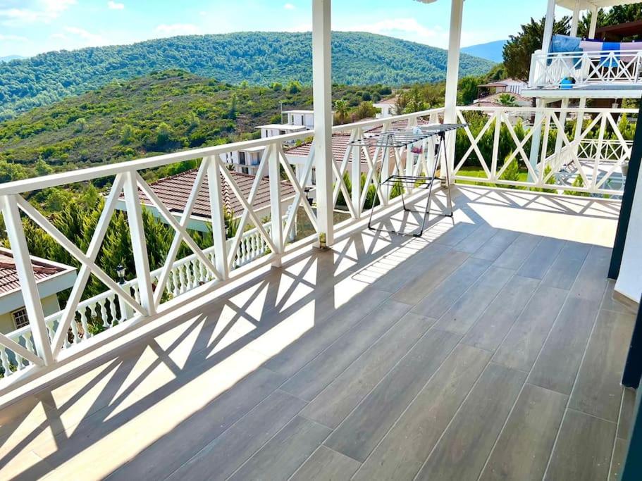 Luxury and comfortable villa with a view photo 1