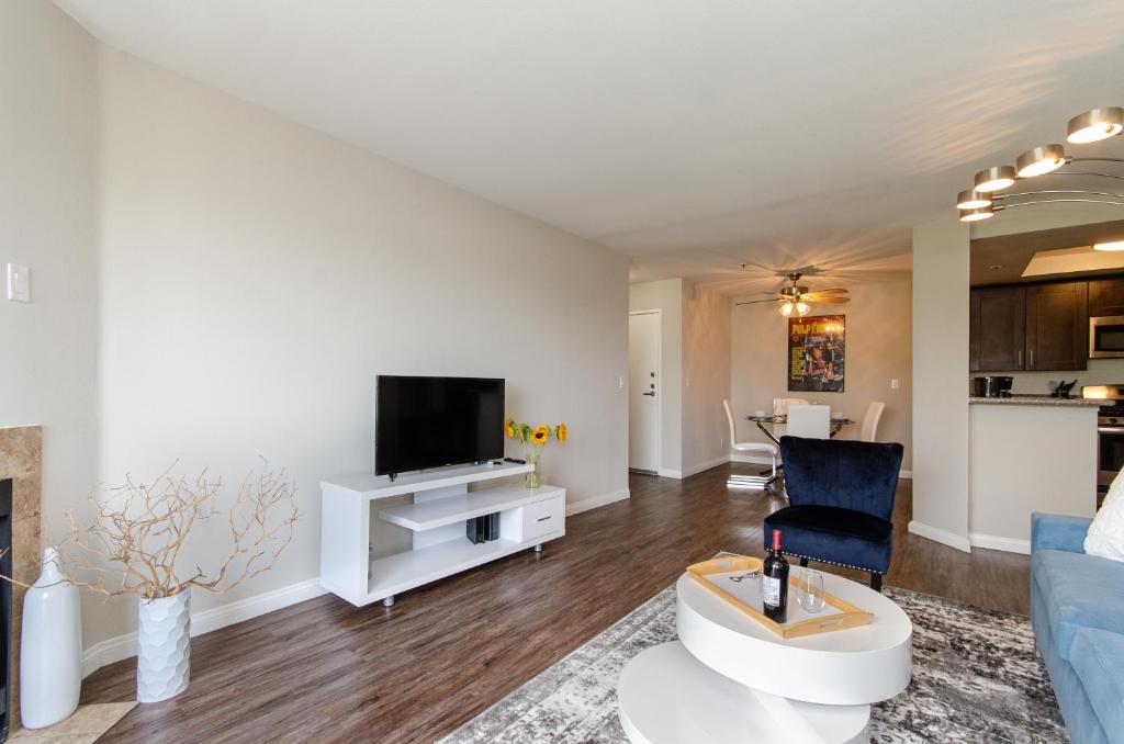 Sunset Strip 2 Bedroom 2 Bathroom with Pool & Views photo 4