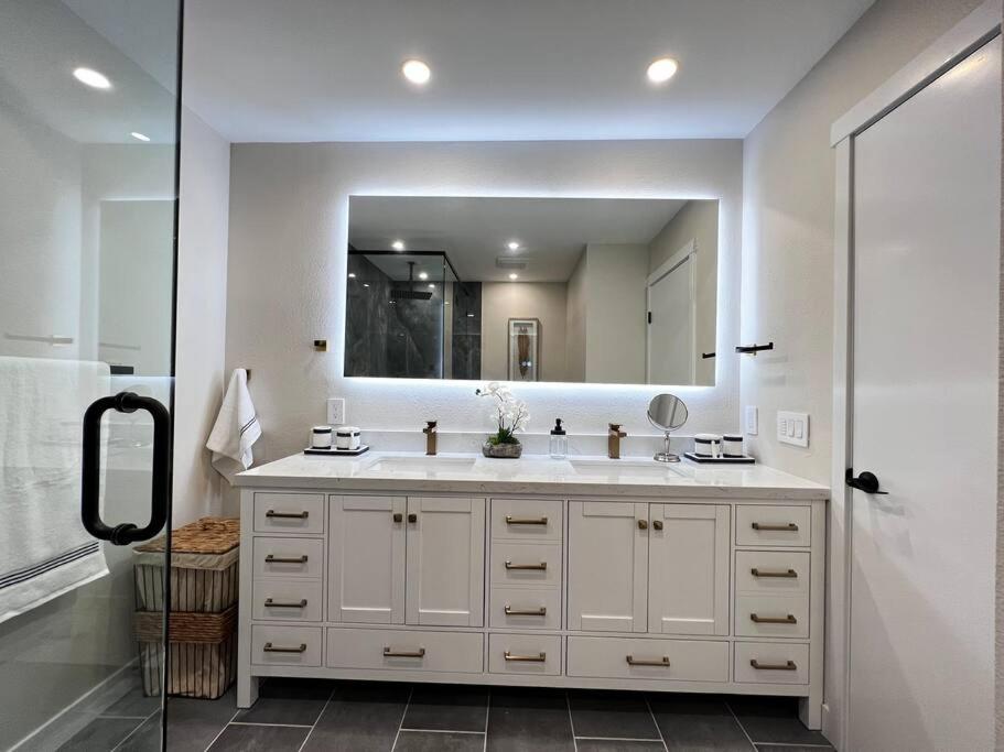 Luxury Condo-Downtown Bellevue photo 1