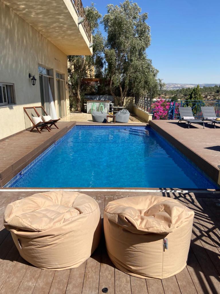 La Villa Toscana: Pool & Elah Valley vineyard view photo 2