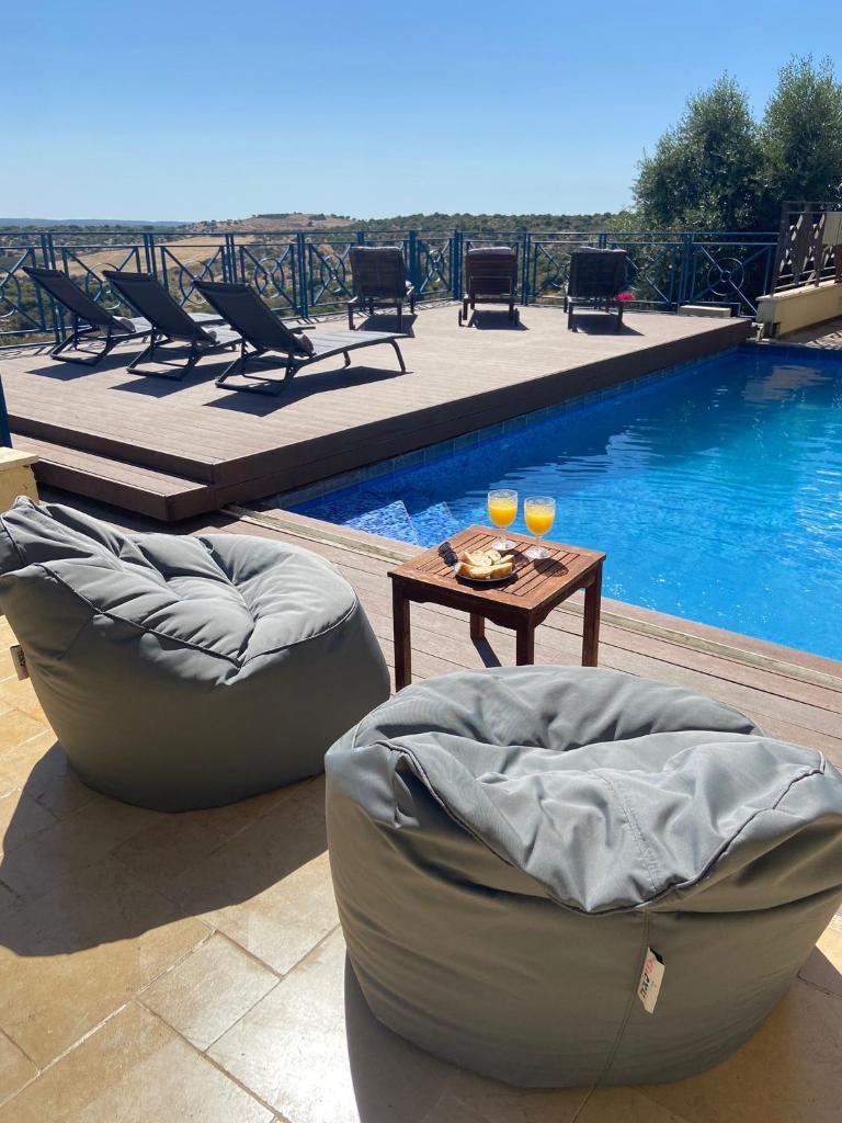 La Villa Toscana: Pool & Elah Valley vineyard view photo 1