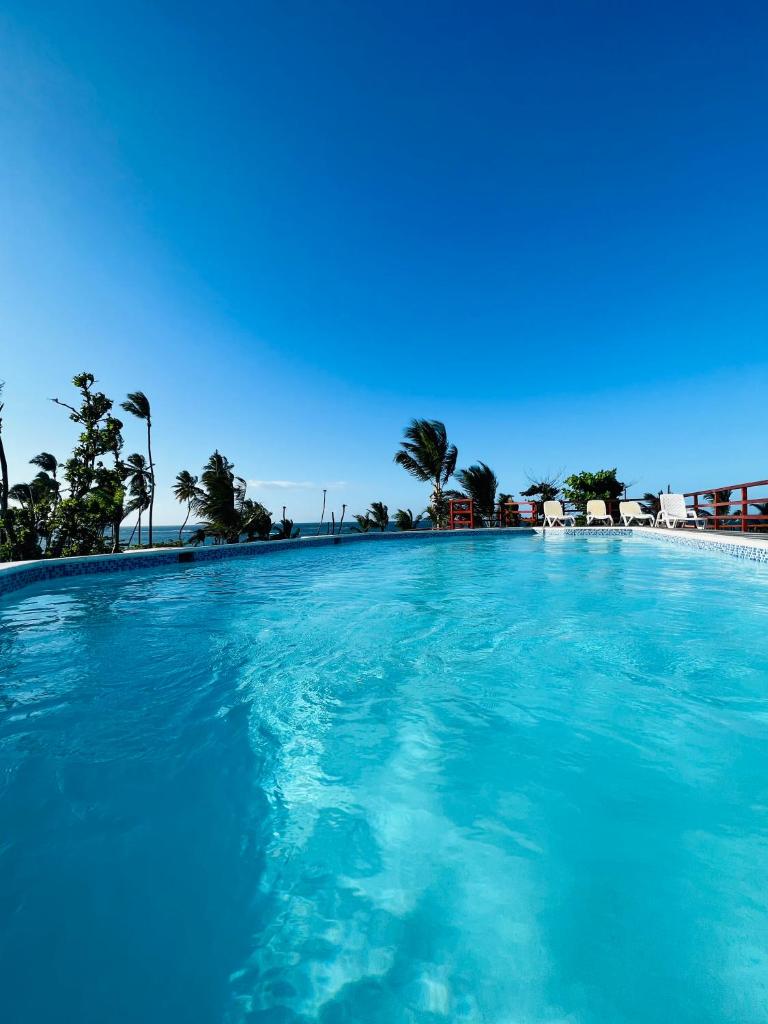 Lovely Beachfront 2 bedrooms condo with 2 pools photo 1