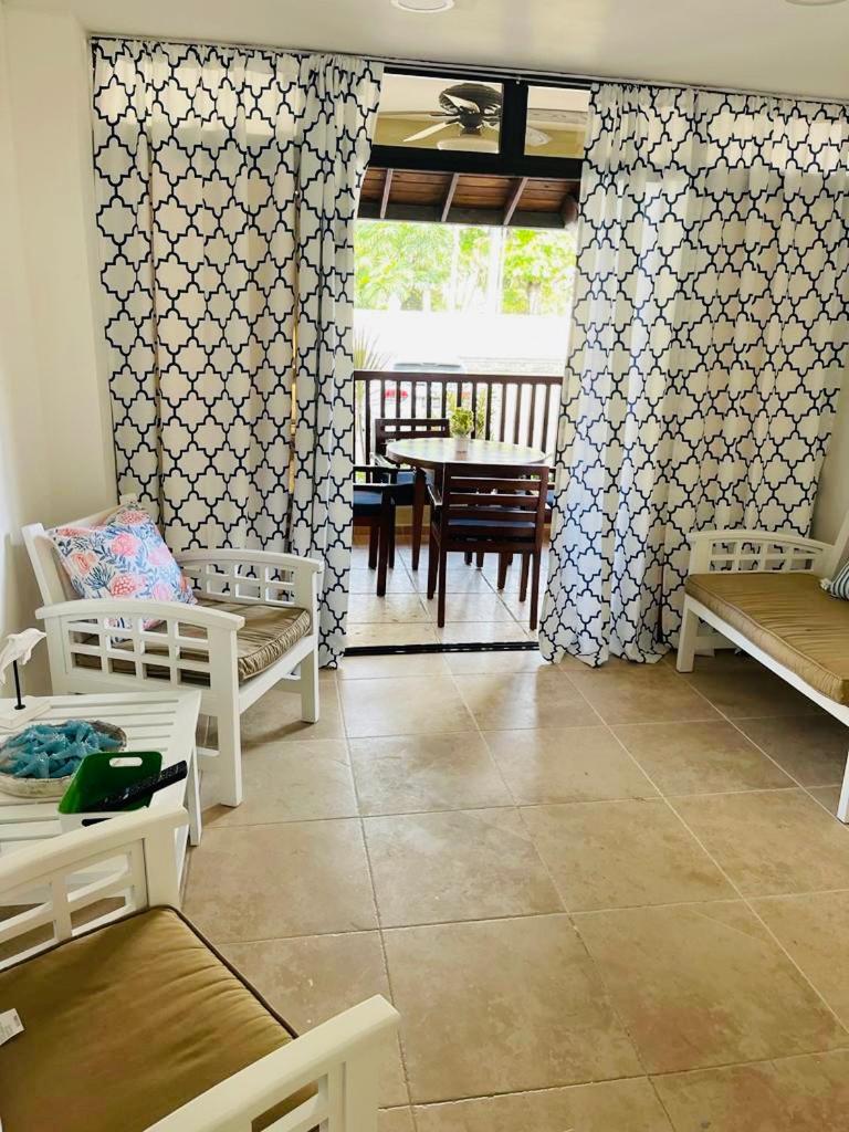 Lovely Beachfront 2 bedrooms condo with 2 pools photo 4