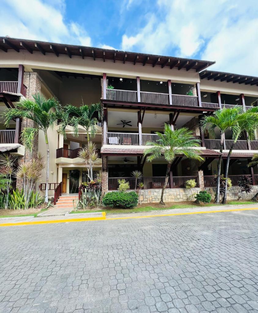 Lovely Beachfront 2 bedrooms condo with 2 pools photo 2