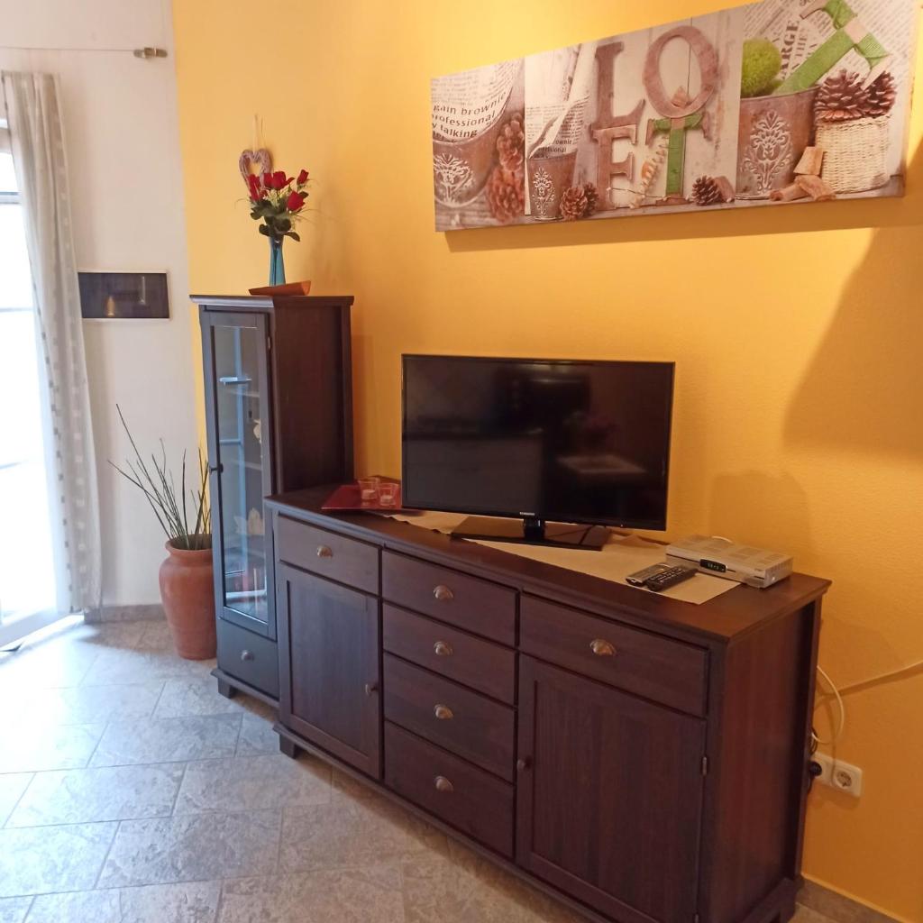 Impeccable 1-Bed Apartment in Villa de Arico Pool photo 4