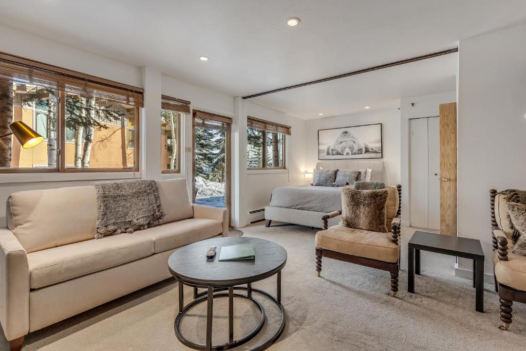 Laurelwood Condominiums 103 image
