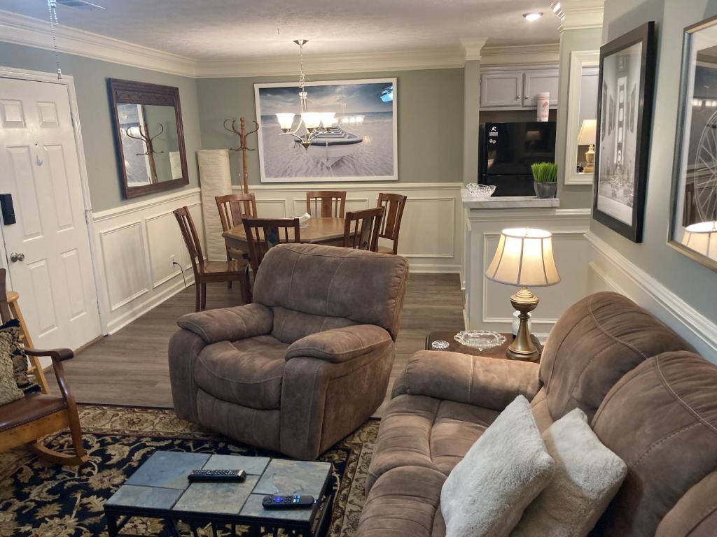 Classic City 3 bedroom 2 bath condo with deck close to UGA, Five Points, and Memorial Park in Athens photo 2
