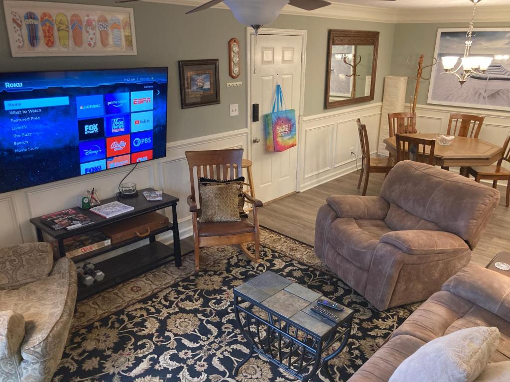 Classic City 3 bedroom 2 bath condo with deck close to UGA, Five Points, and Memorial Park in Athens photo 1