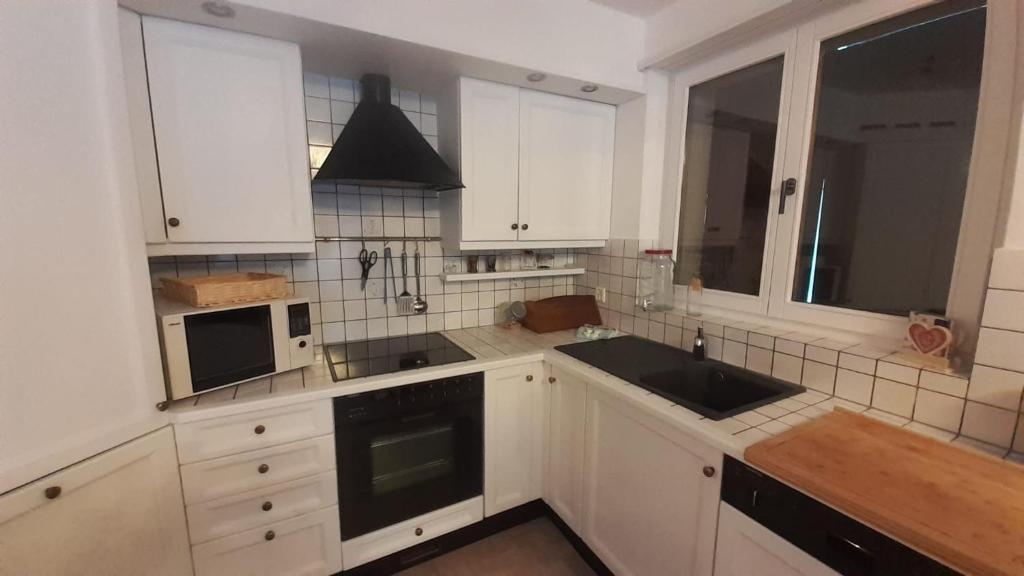 Lovely 3 Bedroom Apt. photo 3