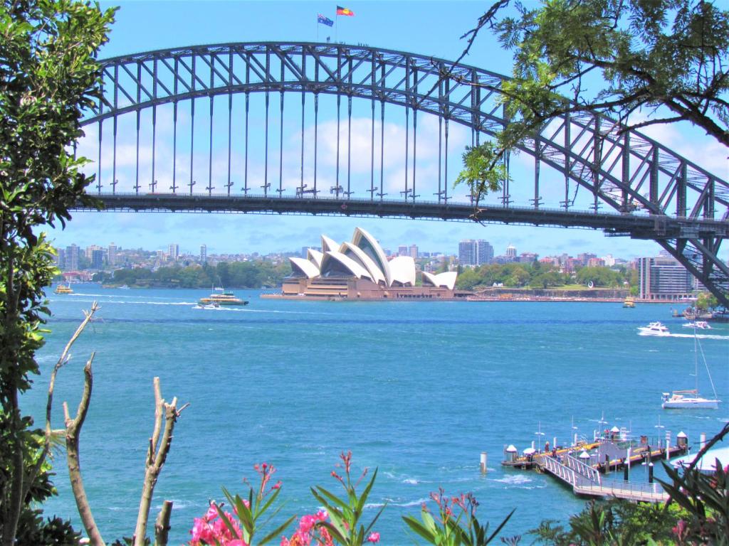 Spectacular Views of Sydney Harbour with Free Parking