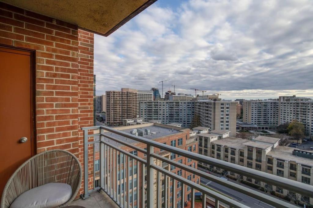 Fantastic 2 BR Condo At Pentagon City With Gym photo 2