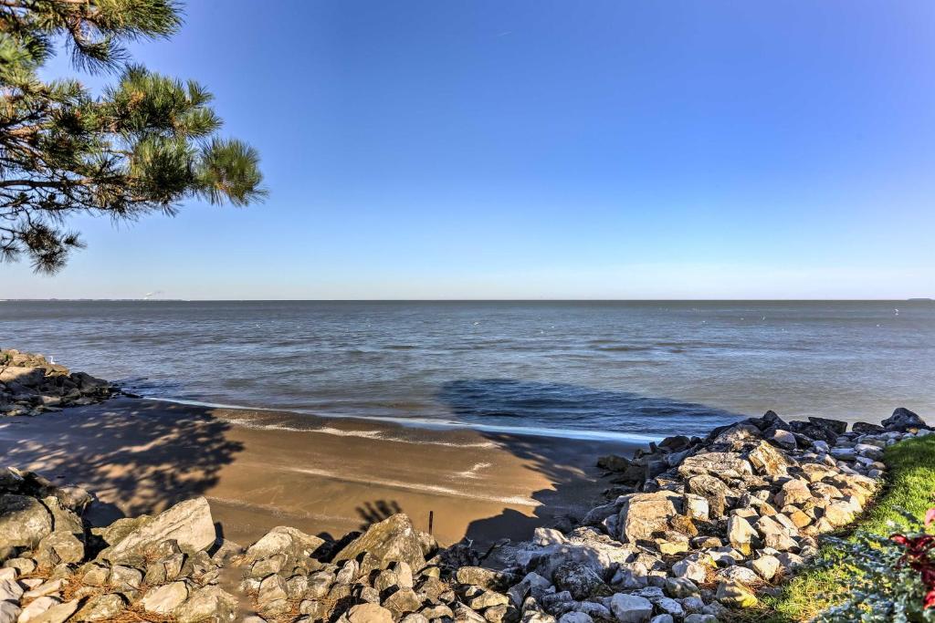 Waterfront Port Clinton Condo with Pool Access! photo 1