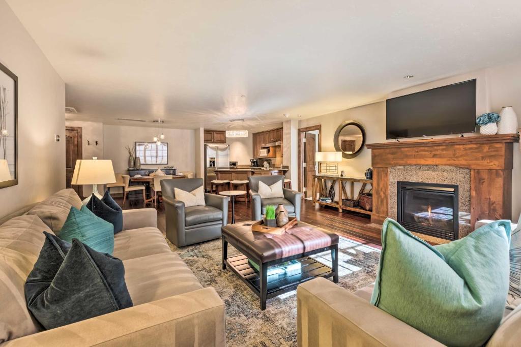 Luxury Mountain Condo with Community Perks and Shuttle photo 3
