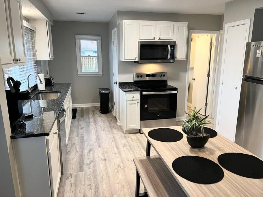 Madison on the Lake Home with Lake Erie views & Pool in Wine Country!
