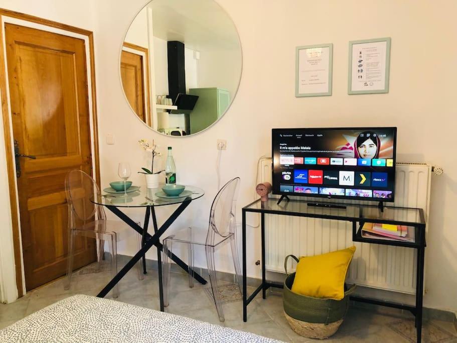 cosy studio design with modern bathroom - Thumbnail image