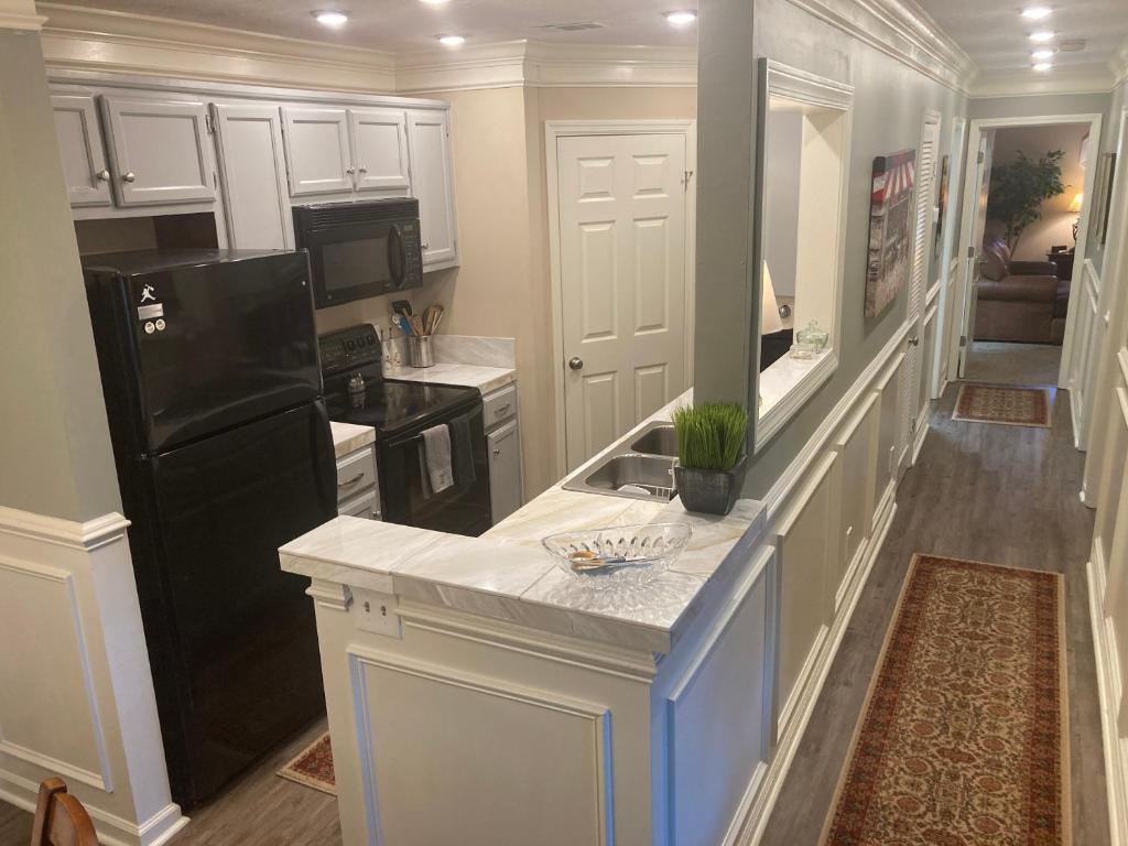 Classic City 3 bedroom 2 bath condo with deck close to UGA, Five Points, and Memorial Park in Athens photo 3