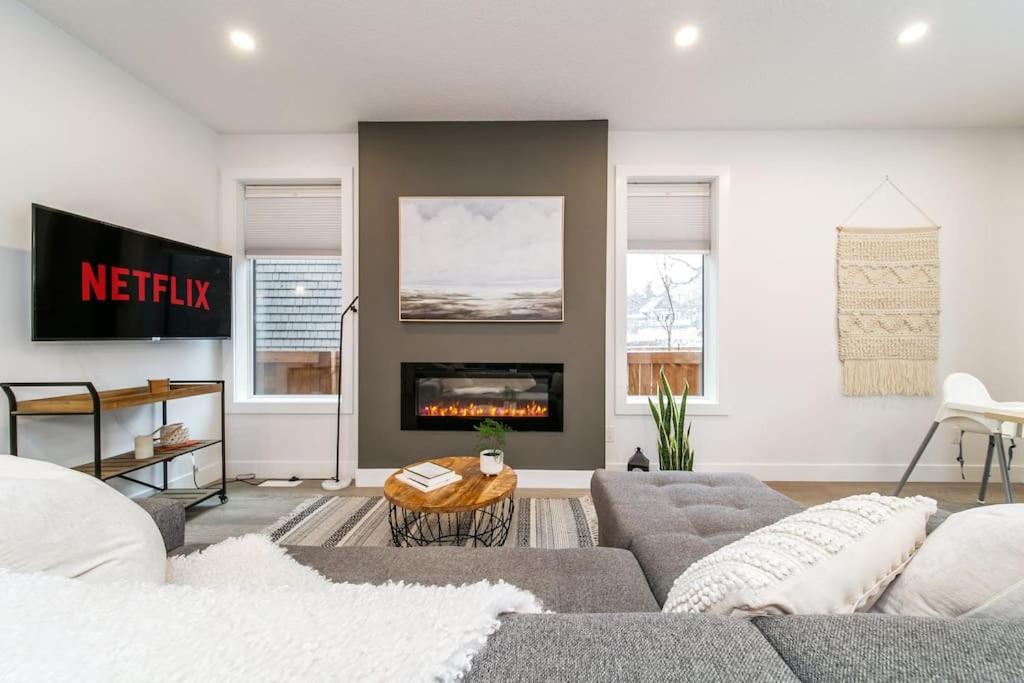 Chic Hideaway, 5BR near DT, Fireplace, King Bed, Fast Wifi, Sleeps 13! photo 1