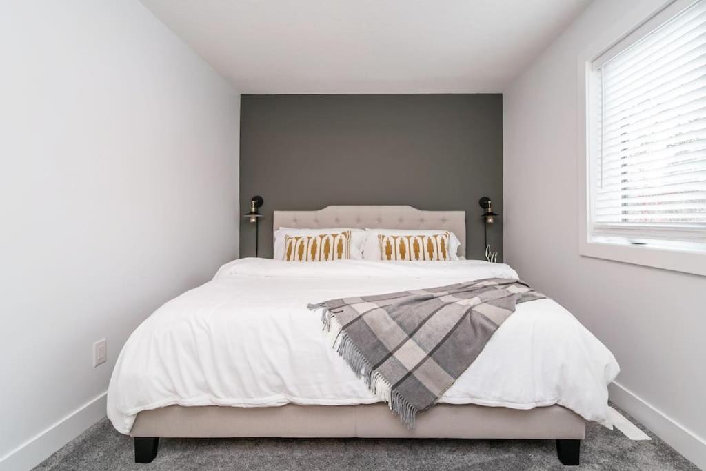 Chic Hideaway, 5BR near DT, Fireplace, King Bed, Fast Wifi, Sleeps 13! photo 4