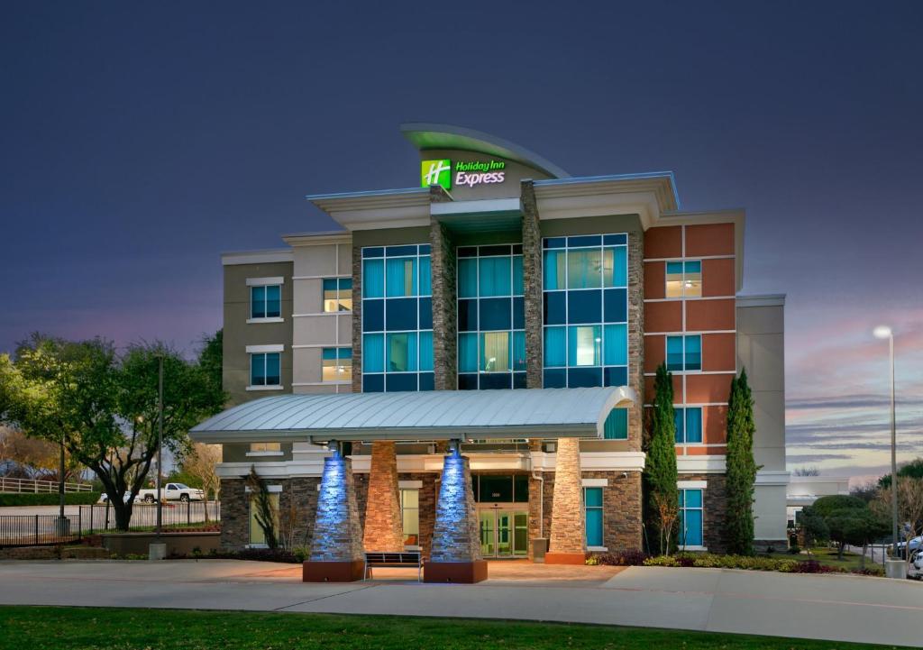 Holiday Inn Express & Suites North Dallas at Preston, an IHG Hotel image