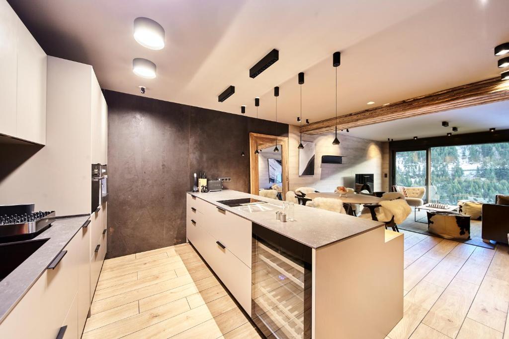 Luxury Treeline Residence with Hot Tub - By Ski Chalet Andorra photo 3